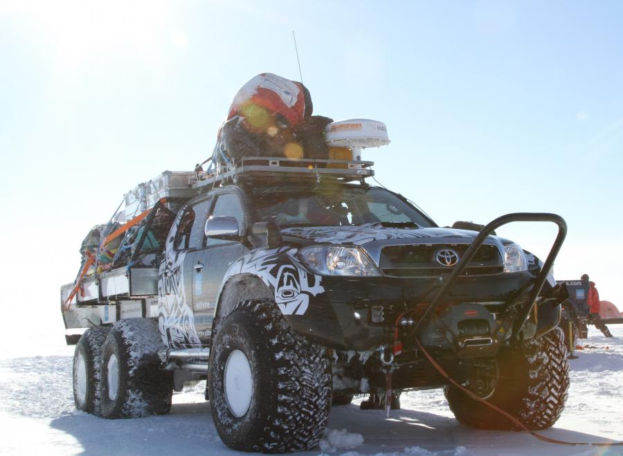  Arctic Trucks Toyota Hilux AT44 South Pole Expedition 6x6 2010 года  (фото 1 из 10)